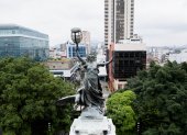 Uno de los faroles más emblemáticos de Guayaquil está ubicado en la cúspide de la Columna de los Próceres, en la plaza Centenario.