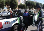 Detenido. Un ciudadano de nacionalidad extranjera fue el primer detenido por circular a 64 km/h, fuera del rango moderado. Fue trasladado al Complejo Judicial del sur para la audiencia.