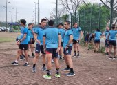 Los árbitros de fútbol de las diversas categorías del Guayas en sesión de entrenamiento matutino en el Parque Samanes, al norte de Guayaquil. Entre ellos el réferi internacional Guillermo Guerrero (d).