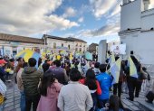 En la plaza de Santo Domingo ciudadanos realizaron un plantón de respaldo al alcalde de Latacunga.