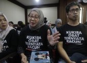 Safitri Puspa, madre de niños que murieron de insuficiencia renal relacionada con los medicamentos a base de jarabe contaminados, habla con periodistas.