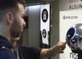 La empresa utiliza ‘orbs’, una herramienta que permite escanear el iris de las personas.