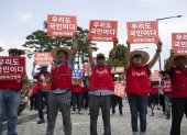 Los miembros de la Asociación Coreana de Carne de Perro sostienen pancartas que dicen "También somos ciudadanos".