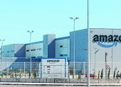 GRAFCAT201. FAR D" EMPORDÀ (GIRONA) (ESPAÑA), 10/05/2023.- El gigante del comercio electrónico Amazon ha comenzado a operar un nuevo centro logístico en el Far d"Empordà (Girona), su segundo en Cataluña de entre los catalogados como de primera milla, donde trabajan ya 900 personas y tras haber invertido en él más de 200 millones de euros. EFE/ David Borrat