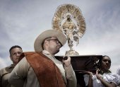 Varias personas participan durante la tradicional romería anual para mostrar su devoción, agradecer milagros y pedir favores a la Virgen de los Ángeles.