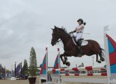 Eduarda González con su caballo Admiral superando la barra de tranqueo #11.