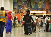 Andy Santo, quien personificada a Lego Spiderman, caminaba entre los stands de la feria Comic Con, que se extenderá hasta este domingo. Otros ciudadanos cargaban diversos trajes.