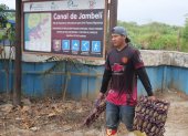 Labor. Un cangrejero sostiene dos atados de cangrejos rojos.