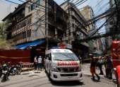 Manila. Personal de socorro trabaja en el sitio del incendio.