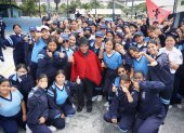 Homenaje. Baltazar Ushca posa junto a los alumnos de la institución.