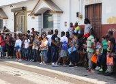 Migrantes hacen fila a la esperar de resolver su situación migratoria este sábado, en la ciudad de Tapachula