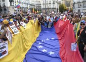 .-Vista de la manifestación convocada "en favor de la libertad de Venezuela y en rechazo al fraude electoral", este sábado en la Puerta del Sol, en Madrid.