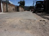 Calles. Este es el panorama de algunas calles de Tumbaco. Los conductores deben esquivar los huecos y grietas que atraviesan las vías.