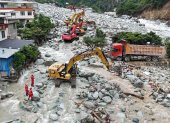 Sichuan (China), 04/08/2024.- An aerial drone photo shows rescuers operating excavators to restore traffic on National Highway 318 in Ridi Village, Kangding City, Garze Tibetan Autonomous Prefecture, China, 04 August 2024. At least eight people died and 19 others were still missing after a flash flood and mudslide struck the city of Kangding, Sichuan Province. EFE/EPA/XINHUA / Liu Kun CHINA OUT / UK AND IRELAND OUT / MANDATORY CREDIT EDITORIAL USE ONLY EDITORIAL USE ONLY
