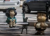 Fotografía de una escultura de Mafalda y Manolito en una muestra en Caracas (Venezuela).