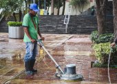 Trabajador realiza limpieza en el área turística.