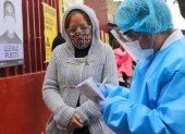 Un trabajador del sector Salud recibe a personas para la prueba rápida de la Covid-19, en uno de los puestos instalados en Ciudad de México.
