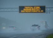 Waverly (Georgia, EE.UU.). Los vehículos pasan bajo una señal de advertencia de tormenta tropical en vigor.