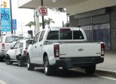 A diario, a orillas del Municipio de Guayaquil, vehículos sin placas o con rótulos adulterados se desplazan sin que sean sus conductores multados, denuncian comerciantes y residentes.
