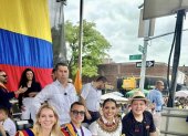 Fiesta. La autoridad electoral y el candidato a la presidencia durante el festival ecuatoriano de Queens, Nueva York.