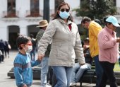 Casos. Los adultos mayores utilizan mascarilla como medida de protección de las enfermedades respiratorias.