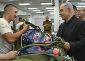 l primer ministro de Israel, Benjamín Netanyahu (2d), visita en la base de Tel Hashomer, cerca de Tel Aviv, a los reclutas del Cuerpo de Blindados y el de Ingeniería de Combate del ejército israelí.