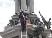 Cuatro técnicos del Instituto Metropolitano de Patrimonio intentan recuperar y reponer los daños y afectaciones que sufrió el Monumento a los Héroes de la Independencia.