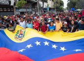 Personas asisten a una marcha en apoyo al presidente Nicolás Maduro, este lunes en Caracas (Venezuela). EFE/ Ronald Peña R.
