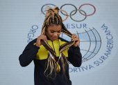 Angie Palacios Dajomes, medalla de oro, posa en el podio de levantamiento de pesas 76kg femenina en los Juegos Suramericanos 2022 que se realizan en Asunción (Paraguay).