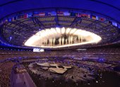 Los fuegos artificiales saltan para concluir la ceremonia de clausura de los Juegos Olímpicos de París 2024 en el estadio Stade de France de París.
