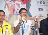 Daniel Pintado muestra sus medallas en rueda de prensa.