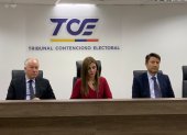 Autoridades. La jueza Ivonne Coloma (centro) es quien ahora preside el Tribunal Contencioso Electoral.