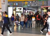 Desde la tarde del 8 de agosto, los viajeros empezaron a llegar a las terminales.