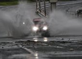 Un auto circula por una calle inundada por el paso del huracán Ernesto este miércoles, en San Juan, Puerto Rico.
