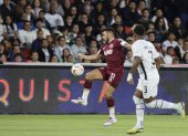 Richard Mina (d) de LDU disputa un balón con Eduardo Salvio de Lanús en el partido de ida de octavos de final de la Copa Sudamericana.