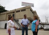 Marlene Pacheco, Javier Ormaza y Nancy Payo son los voluntarios que dirigen la fundación. A sus espaldas, el centro médico de la institución sin fines de lucro.