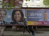 Un cartel aparece en la ciudad de Buenos Aires, en los días posteriores al triunfo en la urnas de Alberto Fernandez, en 2019.