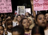 Ciudadanos de Calcuta gritan consignas contra el gobierno mientras asisten a una protesta masiva por un incidente de violación y asesinato.