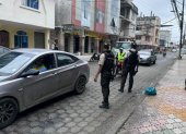 Incidente. La Policía detuvo en flagrancia a dos sujetos en Esmeraldas.