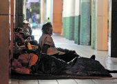 Sábanas regaladas suelen ser las cobijas. Un pedazo de cartón sirve como colchón para decenas de ciudadanos que usan el centro como un hotel improvisado.
