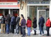 Trabajadores. Una fila de personas que buscan empleo esperan su turno de atención en una oficina en España.