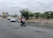 Daños. En la calzada del viaducto Flavio Alfaro hay baches. Los conductores tratan de no caer en ellos.