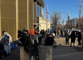 Un grupo de inmigrantes espera en fila para recibir comida de un albergue, el 12 de diciembre de 2023, en la ciudad de Chicago, Illinois (EE.UU.).