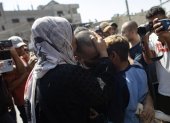 Gaza. Uno de los palestinos liberados por Israel se reúne con su familia.