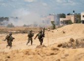 Tropas terrestres del Ejército de Israel recorren una zona en el sur de la Franja de Gaza.