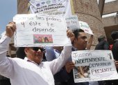 Trabajadores del Poder Judicial que sostienen carteles durante una protesta en contra de la reforma judicial impulsada por el oficialismo, en Ciudad de México (México).
