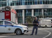 Un policía delante de un edificio dañado en el centro de negocios tras un ataque con drones en Moscú, Rusia, el 01 de agosto de 2023.