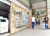 Paredes de locales comerciales, zonas turísticas y bienes municipales son rayadas con graffiti.