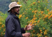 El guía y biólogo Luis David habla durante un recorrido en el Nido del Cóndor, en Villamaría, departamento de Caldas.