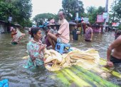 Un grupo de personas son rescatadas tras las graves inundaciones en Bangladesh.